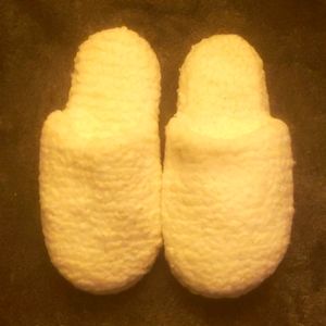 Women's fluffy white slippers size 8/9